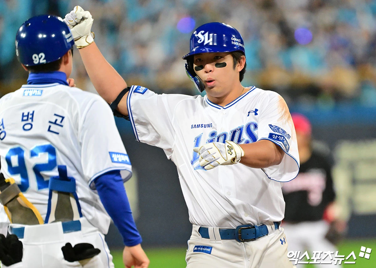 삼성 라이온즈 내야수 김영웅(오른쪽)이 26일 대구 삼성라이온즈파크에서 열린 2026 신한 SOL KBO 포스트시즌 플레이오프(5전 3선승제) 1차전에서 5회말 1타점 적시타를 기록한 뒤 기뻐하는 모습. 사진 김한준 기자