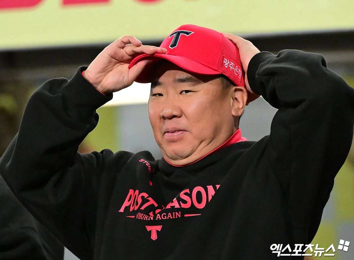 26일 오후 대구삼성라이온즈파크에서 열린 '2026 신한 SOL KBO리그 포스트시즌' KIA 타이거즈와 삼성 라이온즈의 플레이오프 1차전 경기, KIA 이범호 감독이 국민의례를 준비하고 있다. 대구, 김한준 기자