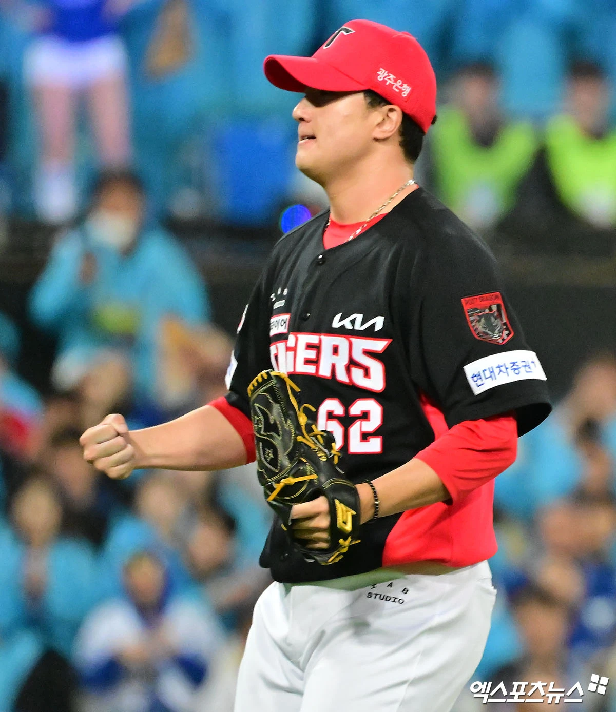 26일 오후 대구삼성라이온즈파크에서 열린 '2026 신한 SOL KBO리그 포스트시즌' KIA 타이거즈와 삼성 라이온즈의 플레이오프 1차전 경기, 5회말 수비를 마친 KIA 정해영이 기뻐하고 있다. 대구, 김한준 기자