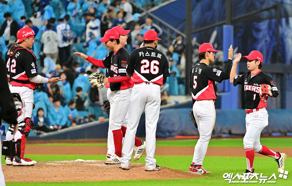 26일 오후 대구삼성라이온즈파크에서 열린 '2026 신한 SOL KBO리그 포스트시즌' KIA 타이거즈와 삼성 라이온즈의 플레이오프 1차전 경기, KIA가 카스트로와 한준수의 홈런포에 힘입어 삼성에 5:1로 승리했다. 이날 경기에서 승리한 KIA 선수들이 기뻐하고 있다. 대구, 김한준 기자