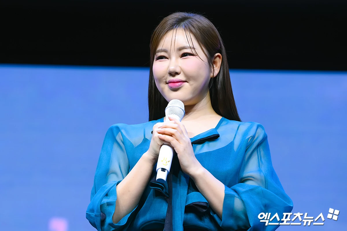 송가인, 축제 무대 중 취객 난동에 경고…“묶어버리기 전에 가만히 있어”