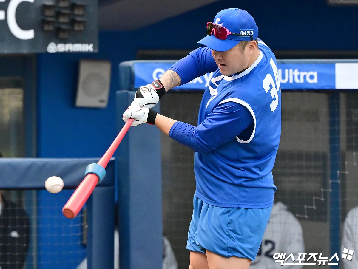 삼성 라이온즈 베테랑 타자 최형우가 27일 대구 삼성 라이온즈파크에서 열리는 2026 신한 SOL KBO 포스트시즌 플레이오프(5전 3선승제, 삼성 1패) 2차전에 5번타자 겸 좌익수로 선발 라인업에 이름을 올렸다. 사진 김한준 기자