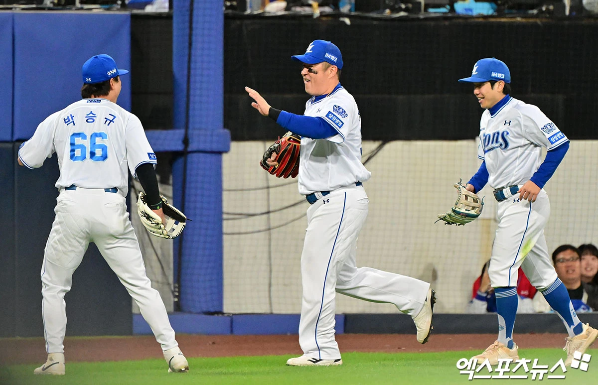 삼성 라이온즈 최형우(가운데)가 27일 대구 삼성 라이온즈파크에서 열린 2026 신한 SOL KBO 포스트시즌 플레이오프(5전 3선승제, KIA 1승) 2차전에서 KIA를 상대로 6회초 보살을 기록한 뒤 기뻐하는 모습. 사진 김한준 기자
