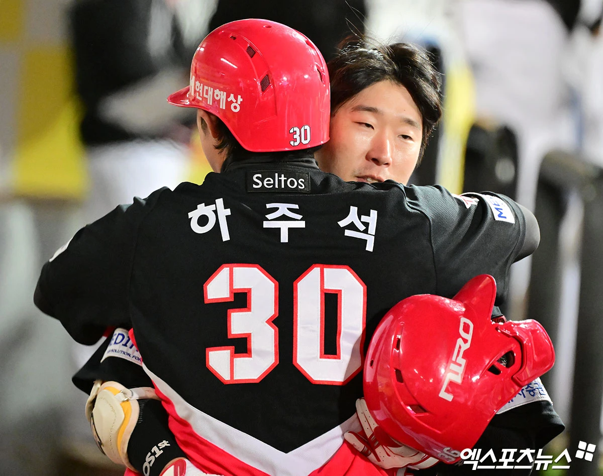 KIA 타이거즈 내야수 이호연(오른쪽)이 27일 대구 삼성 라이온즈파크에서 열린 2026 신한 SOL KBO 포스트시즌 플레이오프(5전 3선승제, KIA 1승) 2차전에 2번 지명타자로 선발출전, 3회초 두 번째 타석에서 1타점 외야 희생 플라이를 기록했다. 사진 김한준 기자