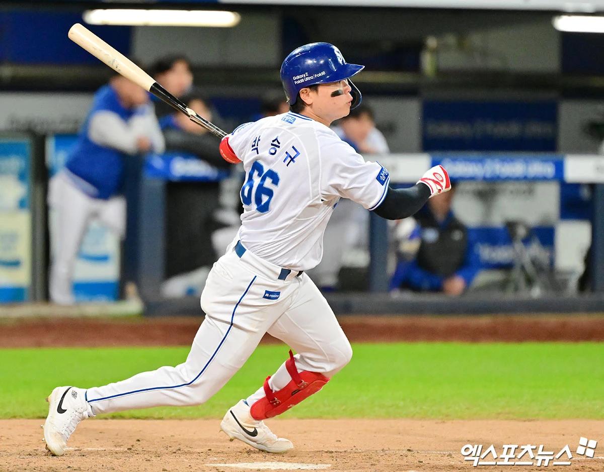 삼성 라이온즈 외야수 박승규가 27일 대구 삼성 라이온즈파크에서 열린 2026 신한 SOL KBO 포스트시즌 플레이오프(5전 3선승제, KIA 1승) 2차전에서 KIA를 상대로 3회말 동점 1타점 2루타를 기록했다. 사진 김한준 기자