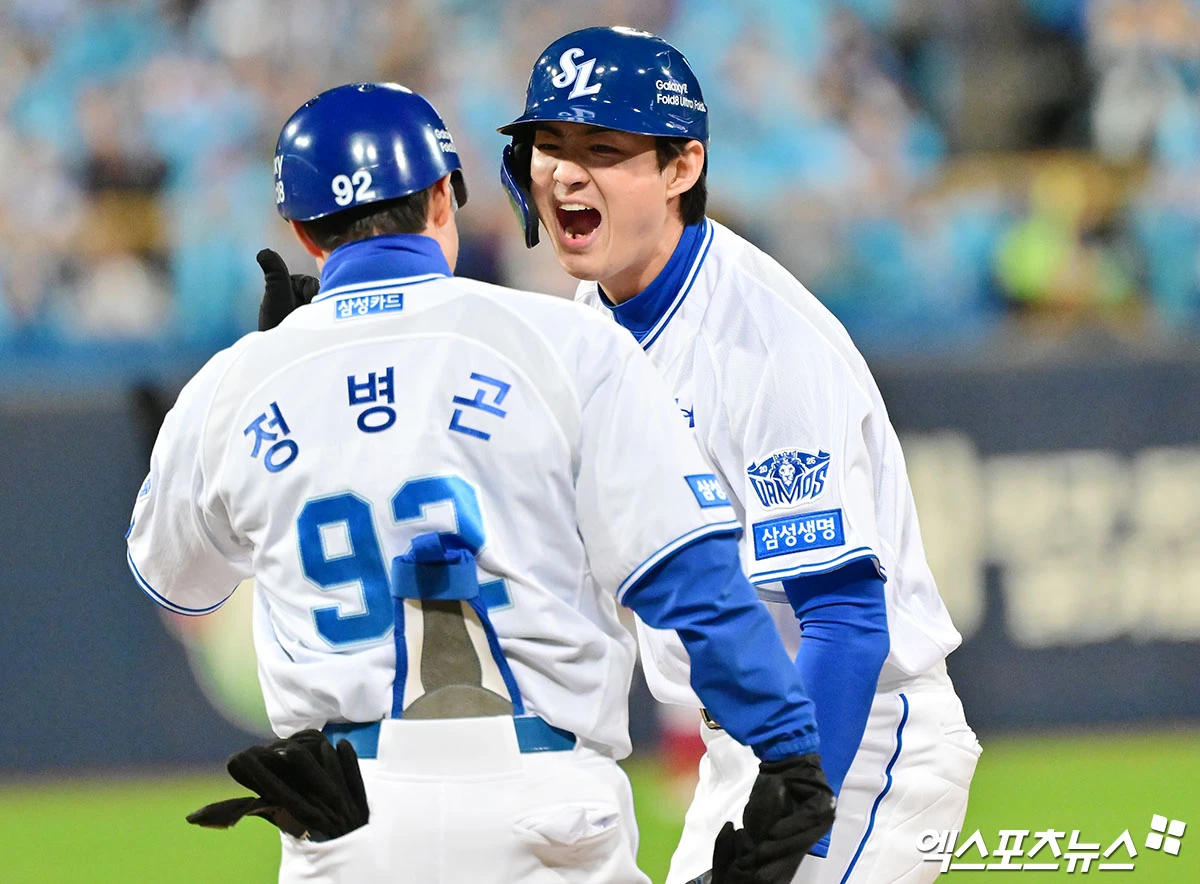 삼성 라이온즈 캡틴 구자욱(오른쪽)이 27일 대구 삼성 라이온즈파크에서 열린 2026 신한 SOL KBO 포스트시즌 플레이오프(5전 3선승제, KIA 1승) 2차전에서 KIA를 상대로 3회말 역전 1타점 적시타를 기록한 뒤 기뻐하는 모습. 사진 김한준 기자