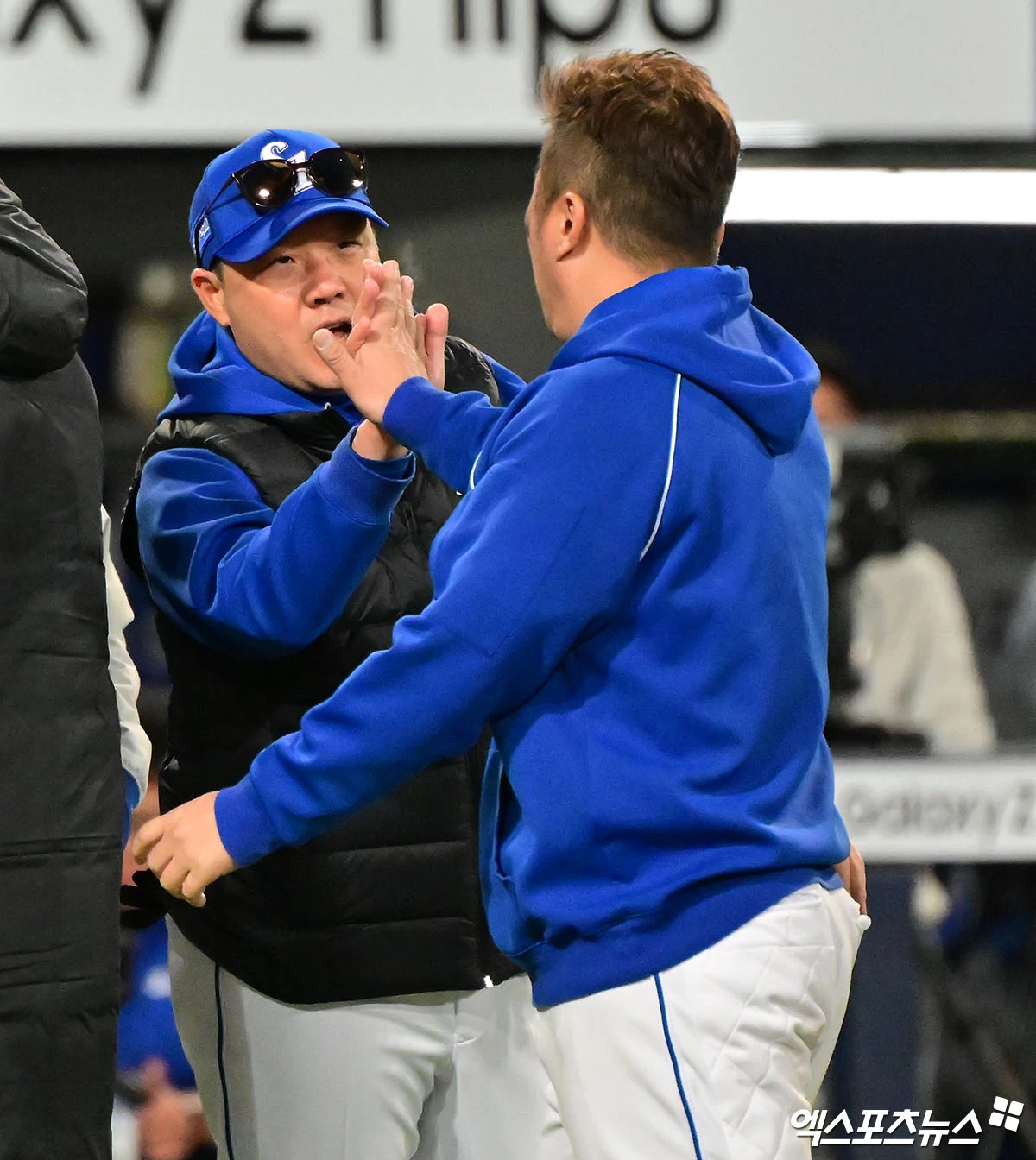 박진만 삼성 라이온즈 감독이 27일 대구 삼성 라이온즈파크에서 열린 2026 신한 SOL KBO 포스트시즌 플레이오프 2차전 승리 후 최형우를 격려하는 모습. 사진 김한준 기자
