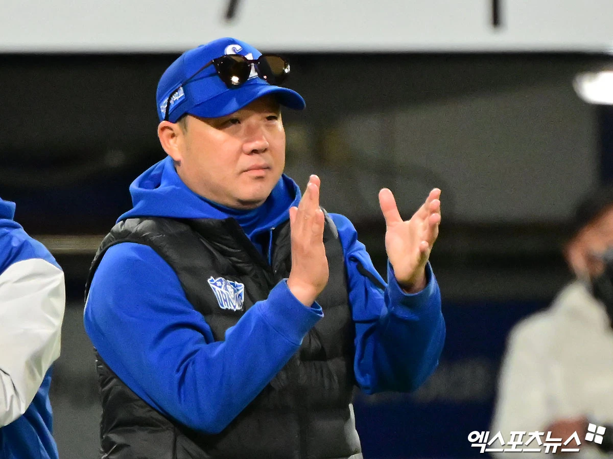 삼성은 27일 대구 삼성라이온즈파크에서 열린 2026 신한 SOL KBO 포스트시즌 플레이오프 2차전에서 KIA 타이거즈를 8-3으로 이겼다. 전날 1차전 1-5 패배의 아픔을 딛고 시리즈 전적 1승1패로 균형을 맞추는 데 성공했다. 박 감독은 'KIA 타선 만만치 않다. 확실하게 이기자는 생각이었다'고 원태인 9회초 투입 배경을 밝힌 뒤 '시리즈 전 원태인을 불펜으로만 기용하는 것도 방안에 있었다. 원태인을 3차전에 투입 안 하면 또 변동이 생기는 것이다'고 했다. 대구, 김한준 기자 