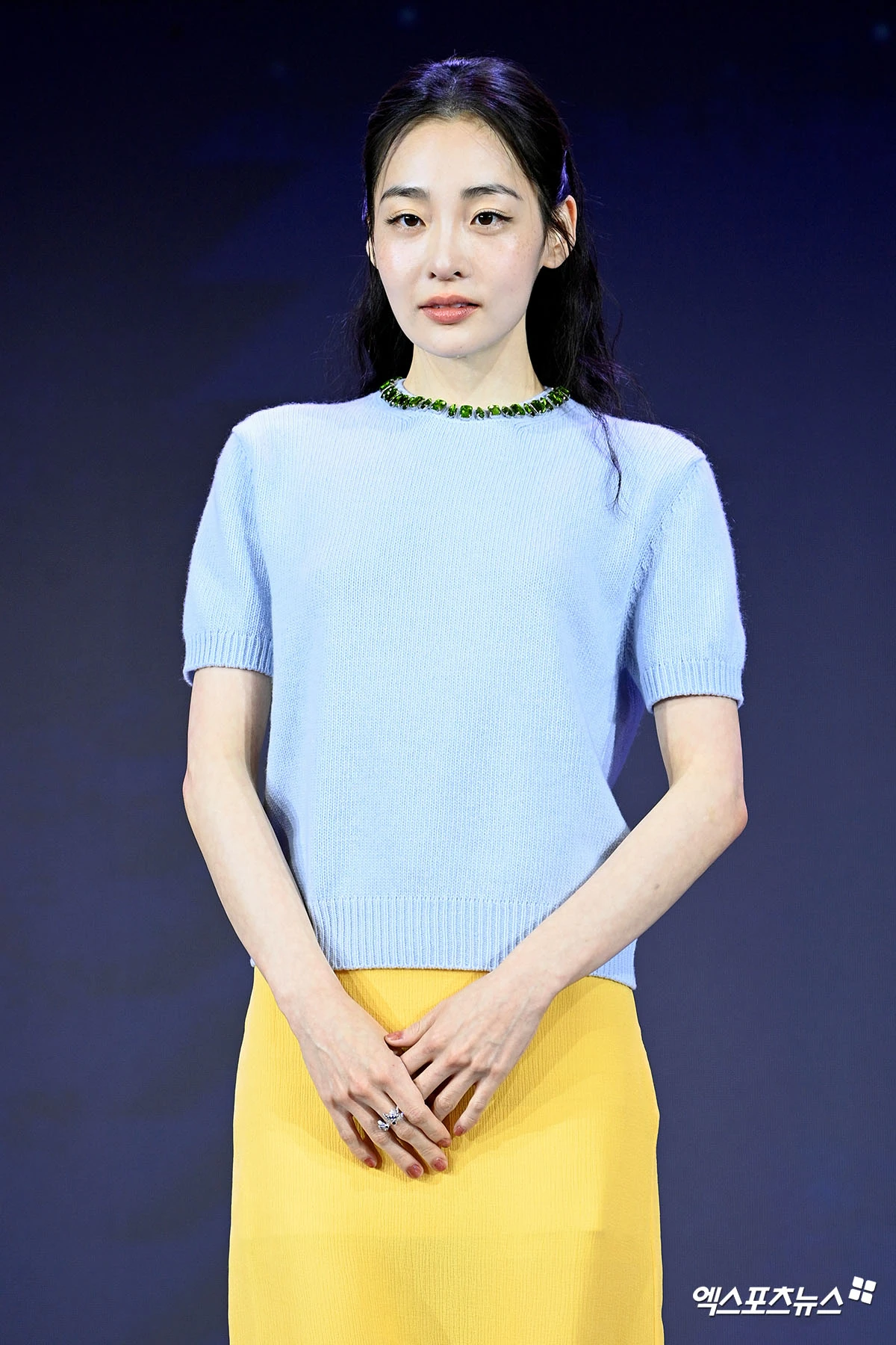 하늘색 노란색의 화사한 컬러 조합