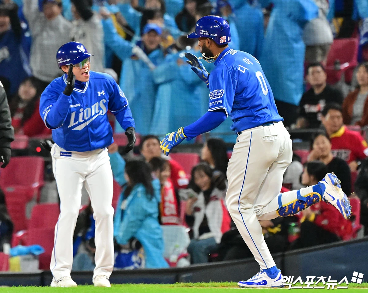 삼성 라이온즈 외국인 타자 르윈 디아즈가  29일 광주 기아챔피언스필드에서 열린 KIA와의 2026 신한 SOL KBO 포스트시즌 플레이오프(5전 3선승제, 삼성 1승1패) 3차전에서 1회초 선제 2점 홈런을 기록했다. 사진 김한준 기자