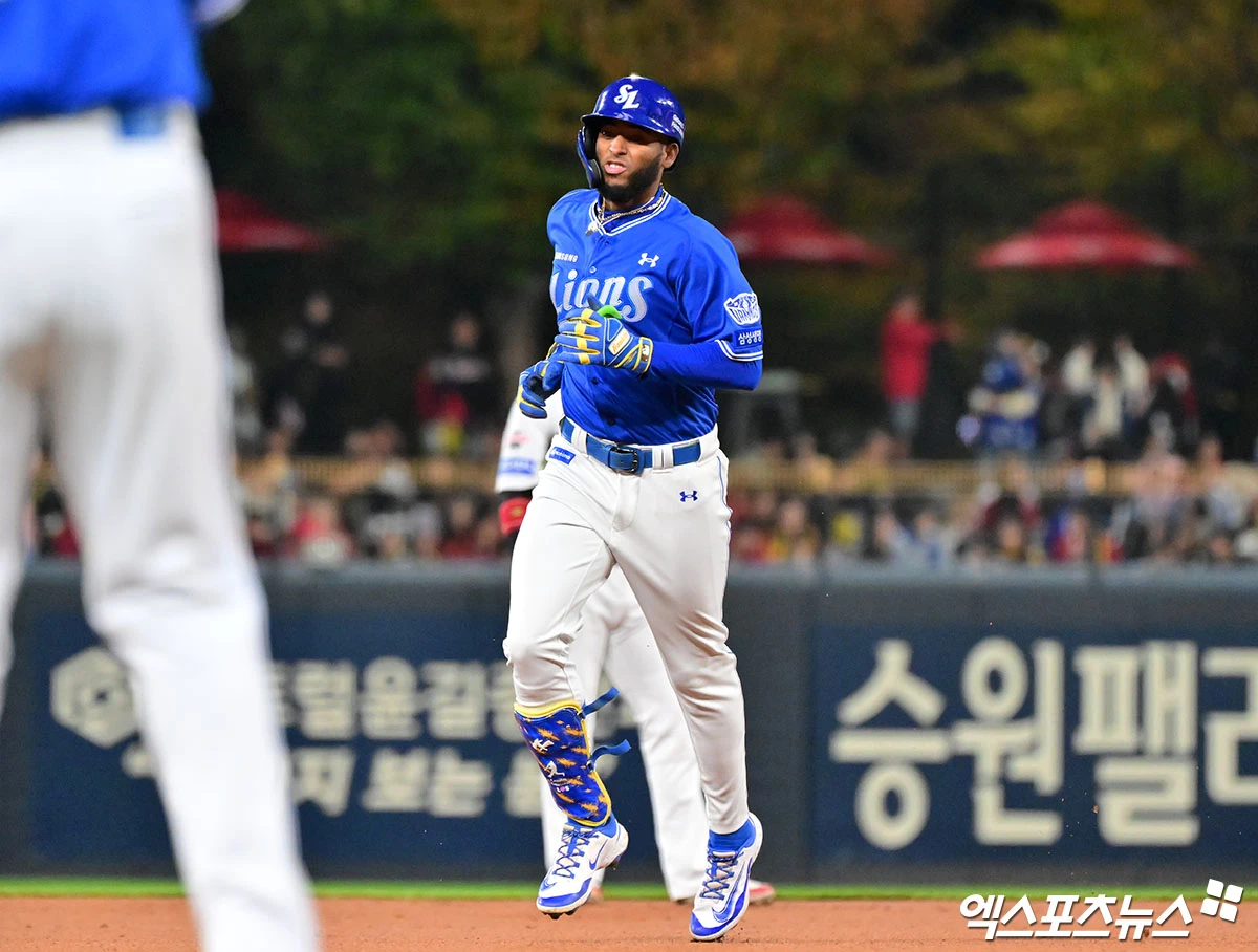 삼성 라이온즈 외국인 타자 르윈 디아즈가  29일 광주 기아챔피언스필드에서 열린 KIA와의 2026 신한 SOL KBO 포스트시즌 플레이오프(5전 3선승제, 삼성 1승1패) 3차전에서 1회초 선제 2점 홈런을 기록했다. 사진 김한준 기자