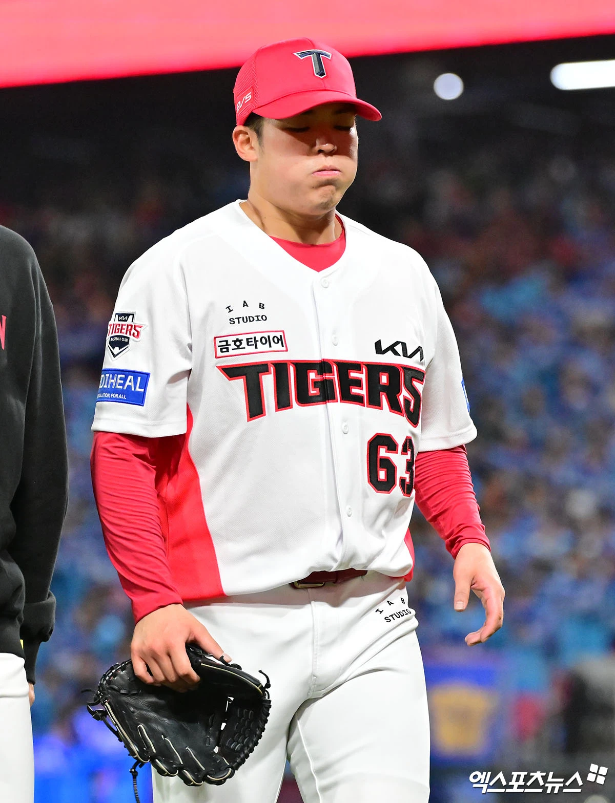 29일 오후 광주기아챔피언스필드에서 열린 '2026 신한 SOL KBO리그 포스트시즌' 삼성 라이온즈와 KIA 타이거즈의 플레이오프 3차전 경기, 5회초 1사 1루 KIA 시라카와가 마운드를 내려오고 있다. 광주, 김한준 기자