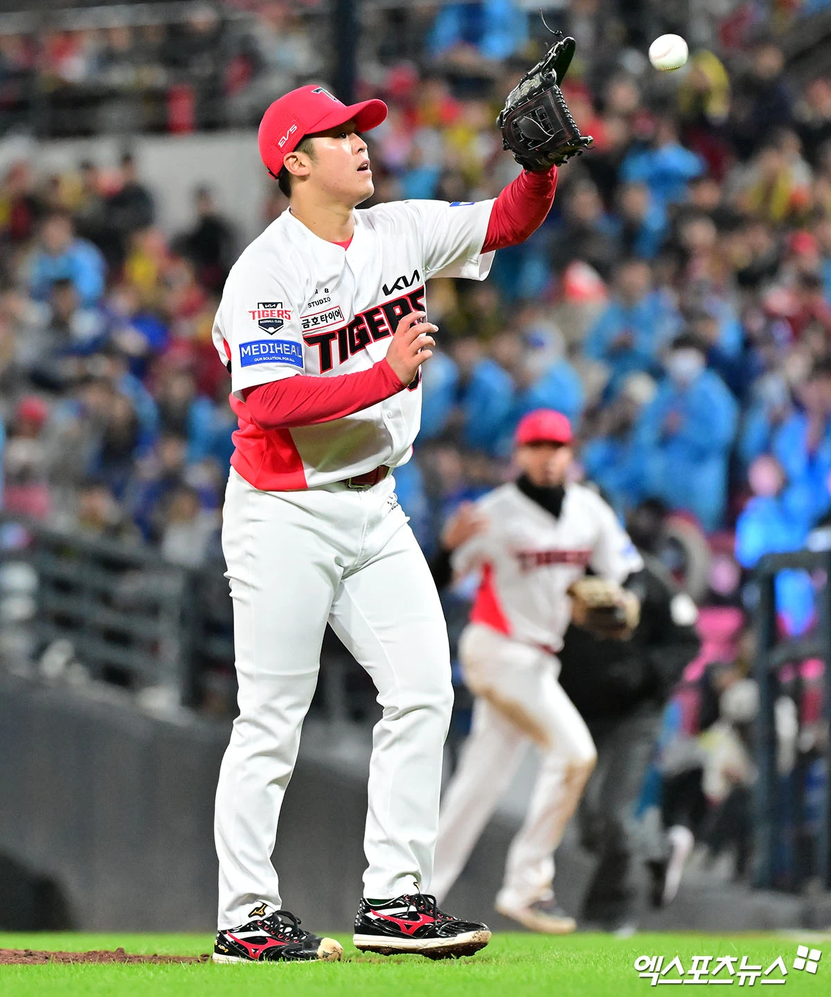 29일 오후 광주기아챔피언스필드에서 열린 '2026 신한 SOL KBO리그 포스트시즌' 삼성 라이온즈와 KIA 타이거즈의 플레이오프 3차전 경기, 3회초 2사 KIA 시라카와가 삼성 박승규의 타구를 처리하고 있다. 광주, 김한준 기자
