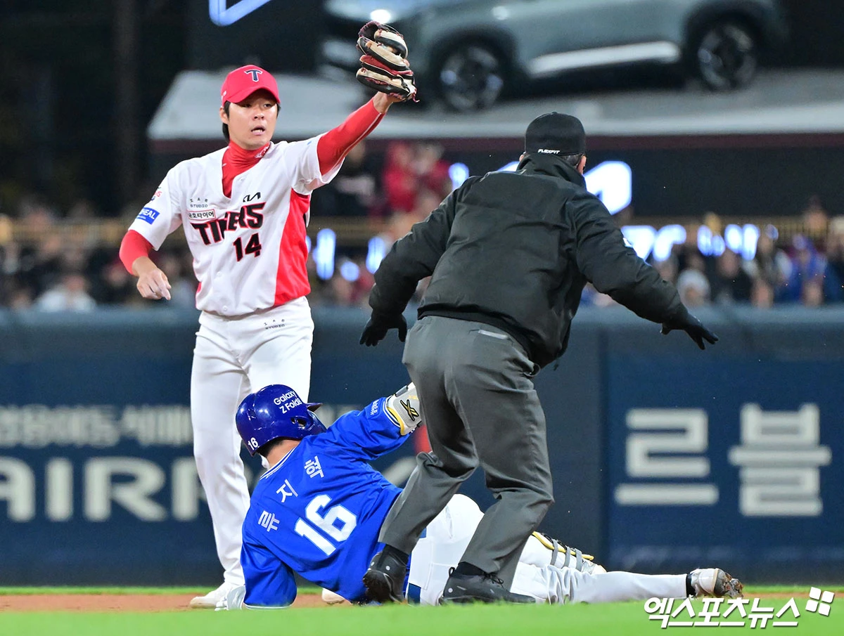 KIA 타이거즈 내야수 김규성(왼쪽)이 29일 광주 기아챔피언스필드에서 열린 2026 신한 SOL KBO 포스트시즌 플레이오프(5전 3선승제, 1승1패) 3차전에 7번타자 겸 2루수로 선발출전했다. 사진 김한준 기자