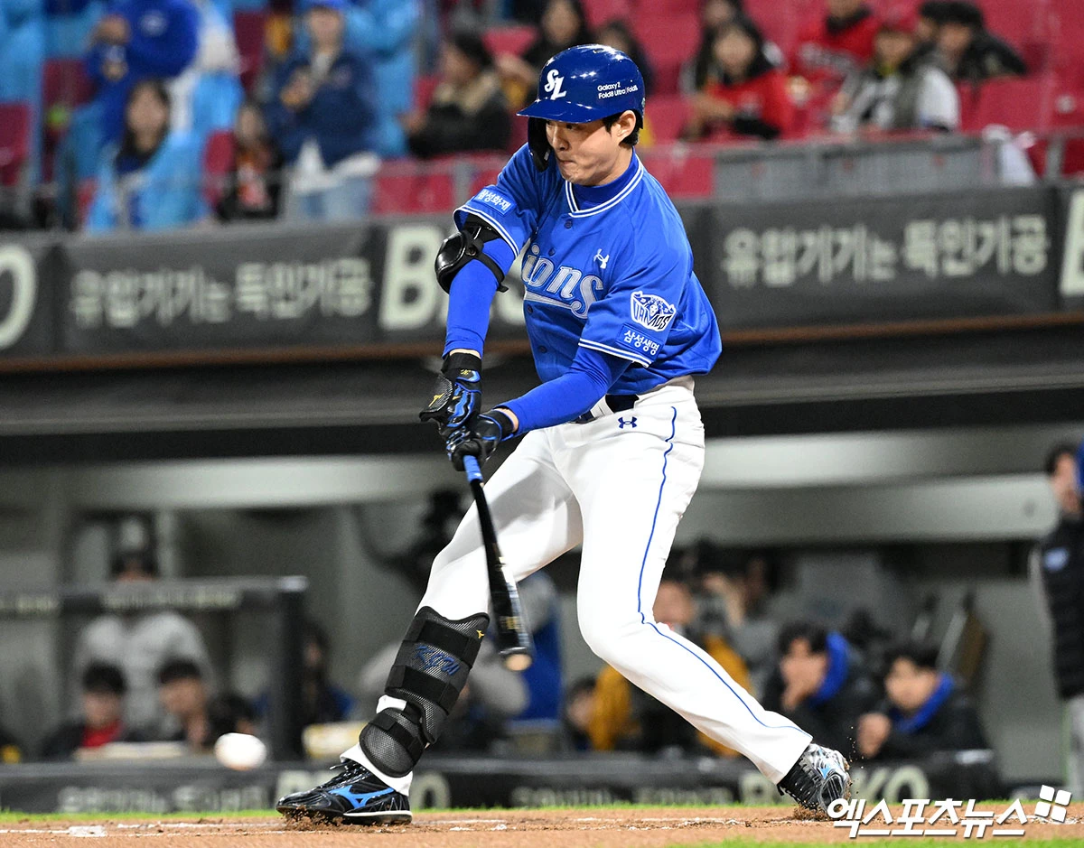 삼성 라이온즈 캡틴 구자욱이 29일 광주 기아챔피언스필드에서 열린 2026 신한 SOL KBO 포스트시즌 플레이오프(5전 3선승제, 1승1패) 3차전에서 1회초 2사 후 KIA 선발투수 시라카와 케이쇼를 상대로 스트라이크 낫아웃 출루 후 르윈 디아즈의 홈런 때 득점을 기록했다. 사진 김한준 기자