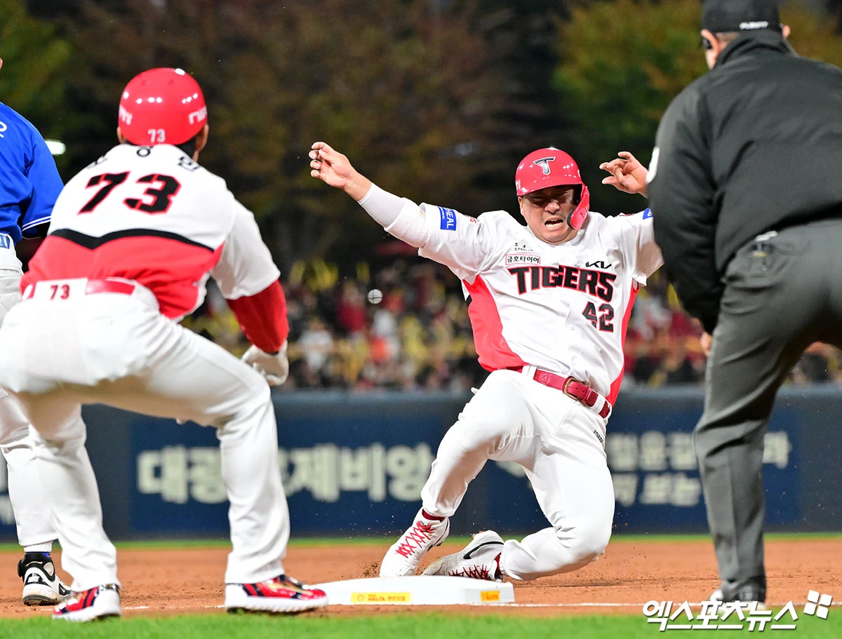 KIA 타이거즈 포수 김태군(오른쪽)이 29일 광주 기아챔피언스필드에서 열린 2026 신한 SOL KBO 포스트시즌 플레이오프(5전 3선승제, 1승1패) 3차전에서 2회말 삼성 라이온즈 선발투수 최원태를 상대로 1타점 적시타를 기록했다. 사진 김한준 기자