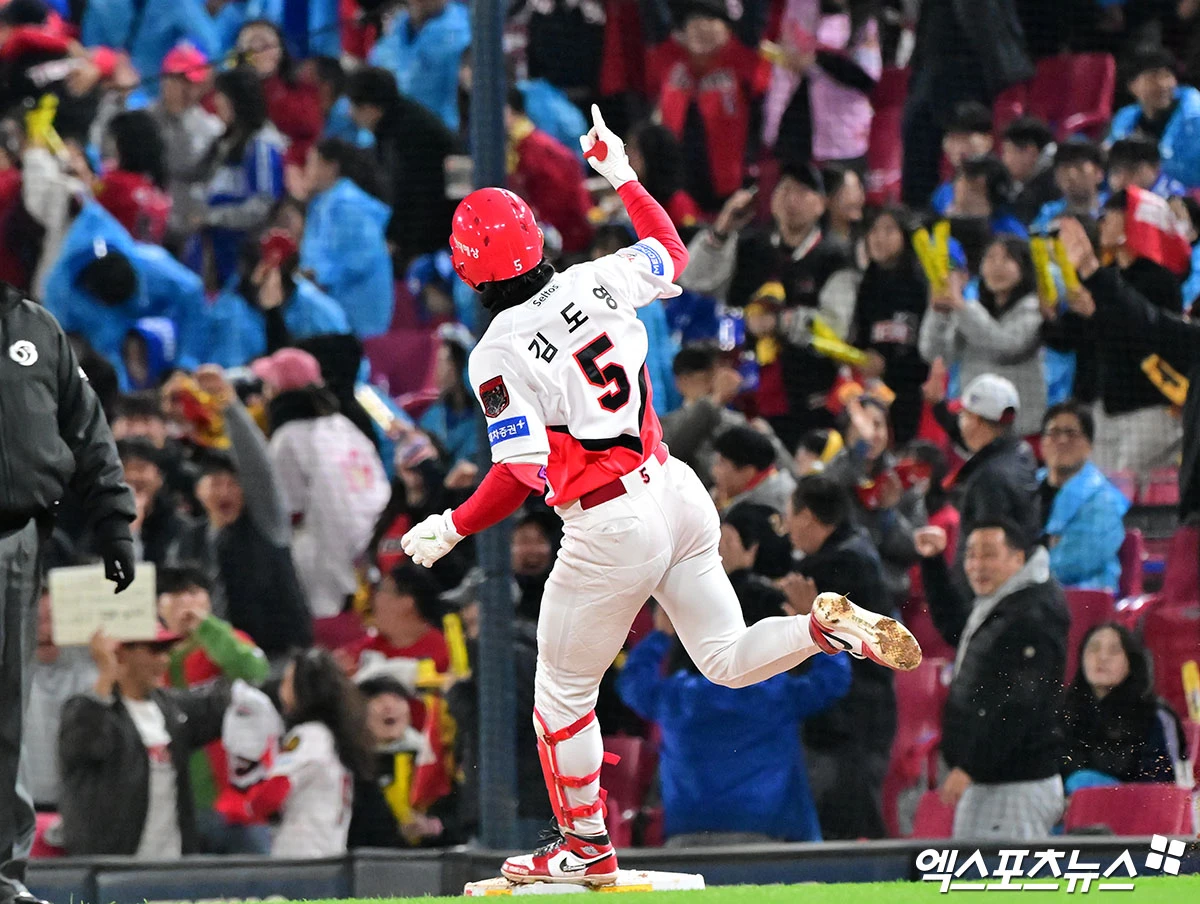 KIA 타이거즈 내야수 김도영이 29일 광주 기아챔피언스필드에서 열린 2026 신한 SOL KBO 포스트시즌 플레이오프(5전 3선승제, 1승1패) 3차전에서 3회말 삼성 라이온즈 좌완 배찬승을 상대로 솔로 홈런을 기록했다. 사진 김한준 기자