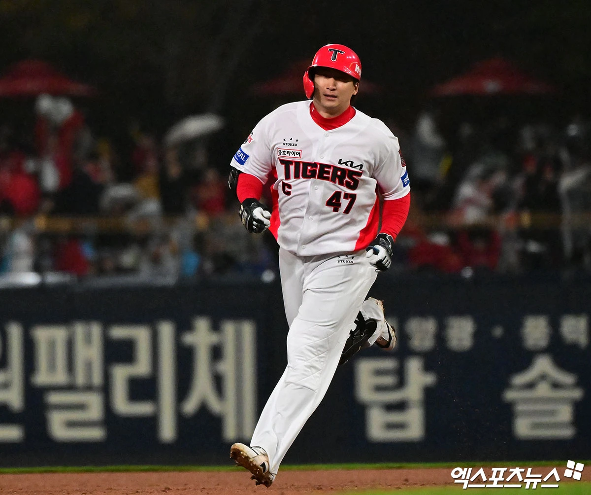 KIA 타이거즈 외야수 나성범이 29일 광주 기아챔피언스필드에서 열린 2026 신한 SOL KBO 포스트시즌 플레이오프(5전 3선승제, 1승1패) 3차전에서 6회초 선두타자로 나와 동점 솔로 홈런을 기록했다. 사진 김한준 기자