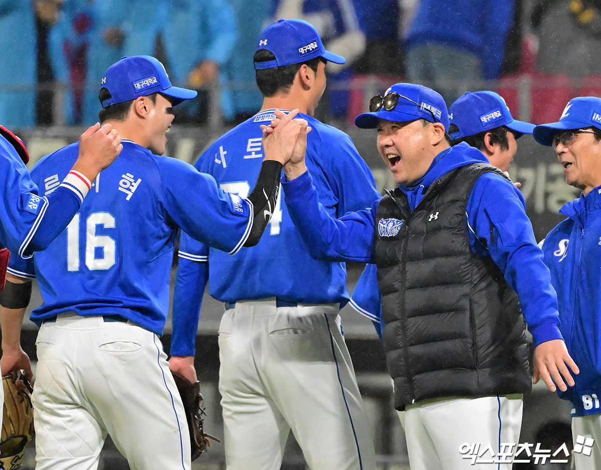 박진만 감독이 이끄는 삼성 라이온즈가 29일 광주 기아챔피언스필드에서 열린 2026 신한 SOL KBO 포스트시즌 플레이오프(5전 3선승제, 삼성 1승1패) 3차전에서 KIA를 6-4로 이겼다. 사진 김한준 기자