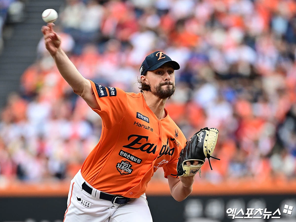 미국 매체 MLB트레이드루머스는 30일(한국시간) 'ESPN' 제시 로저스 기자 멘트를 인용해 '휴스턴이 라이언 와이스에 대한 500만 달러 구단 옵션을 행사하지 않기로 했다. 와이스는 50만 달러의 바이아웃을 받으며 다시 FA 시장에 나온다'고 전했다. 와이스는 올 시즌 빅리그 9경기에 등판해 26이닝 3패 평균자책 7.62를 기록했다. 탈삼진율 22.9%로 평균 수준이었지만 볼넷율이 15.3%에 달하는 제구 난조가 치명적이었다. 5월 마이너리그로 강등됐고 6월에는 방출 대기(DFA) 조치까지 받았다. 엑스포츠뉴스DB
