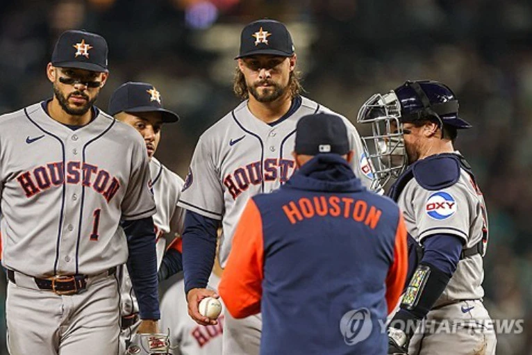 미국 매체 MLB트레이드루머스는 30일(한국시간) 'ESPN' 제시 로저스 기자 멘트를 인용해 '휴스턴이 라이언 와이스에 대한 500만 달러 구단 옵션을 행사하지 않기로 했다. 와이스는 50만 달러의 바이아웃을 받으며 다시 FA 시장에 나온다'고 전했다. 와이스는 올 시즌 빅리그 9경기에 등판해 26이닝 3패 평균자책 7.62를 기록했다. 탈삼진율 22.9%로 평균 수준이었지만 볼넷율이 15.3%에 달하는 제구 난조가 치명적이었다. 5월 마이너리그로 강등됐고 6월에는 방출 대기(DFA) 조치까지 받았다. 연합뉴스