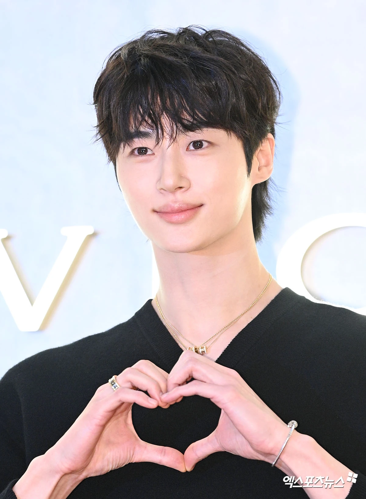 변우석 '손하트로 심장 어택'