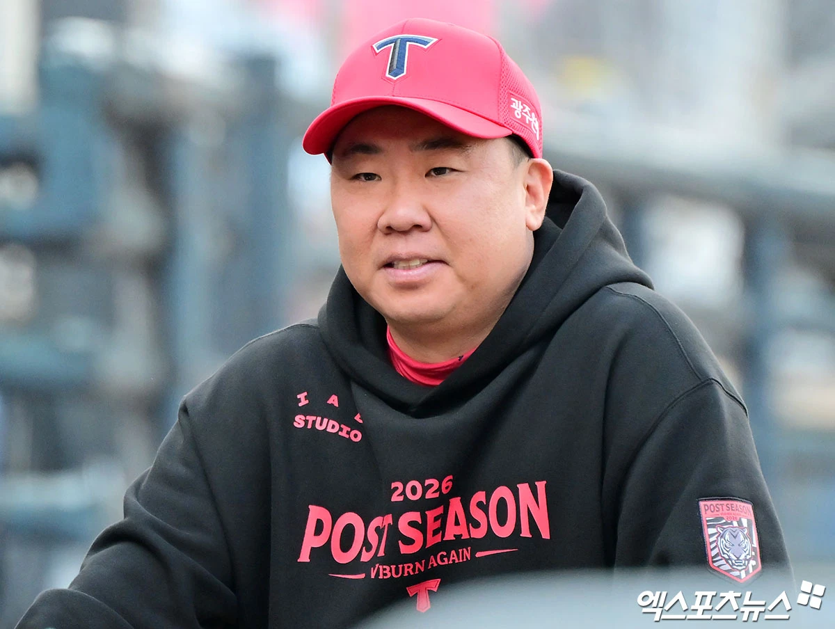 30일 오후 광주기아챔피언스필드에서 열리는 '2026 신한 SOL KBO리그 포스트시즌' 삼성 라이온즈와 KIA 타이거즈의 플레이오프 4차전 경기, KIA 이범호 감독이 취재진과 대화를 나누고 있다. 광주, 김한준 기자