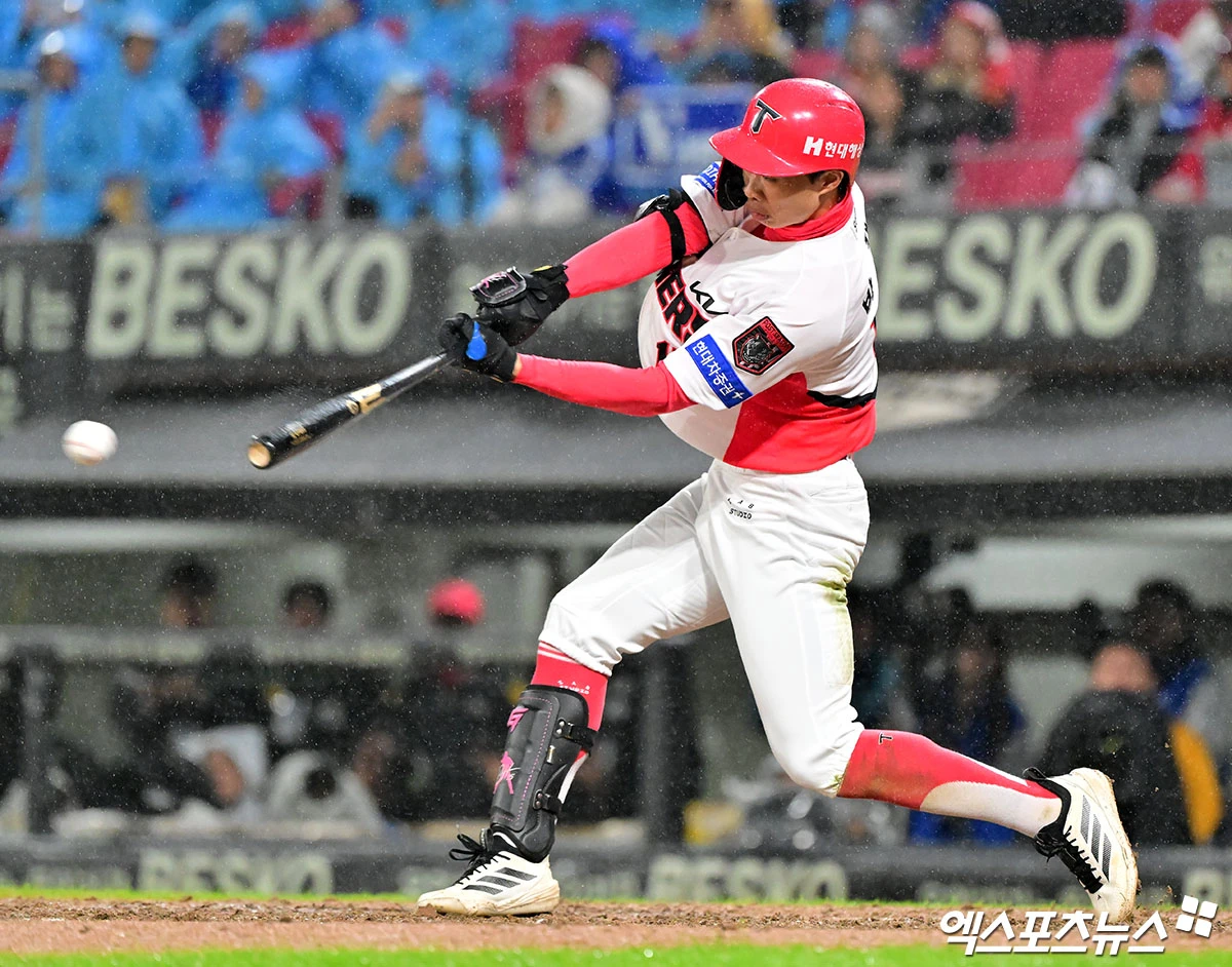 29일 오후 광주기아챔피언스필드에서 열린 '2026 신한 SOL KBO리그 포스트시즌' 삼성 라이온즈와 KIA 타이거즈의 플레이오프 3차전 경기, 9회말 2사 KIA 박재현이 우전안타를 날리고 있다. 광주, 김한준 기자