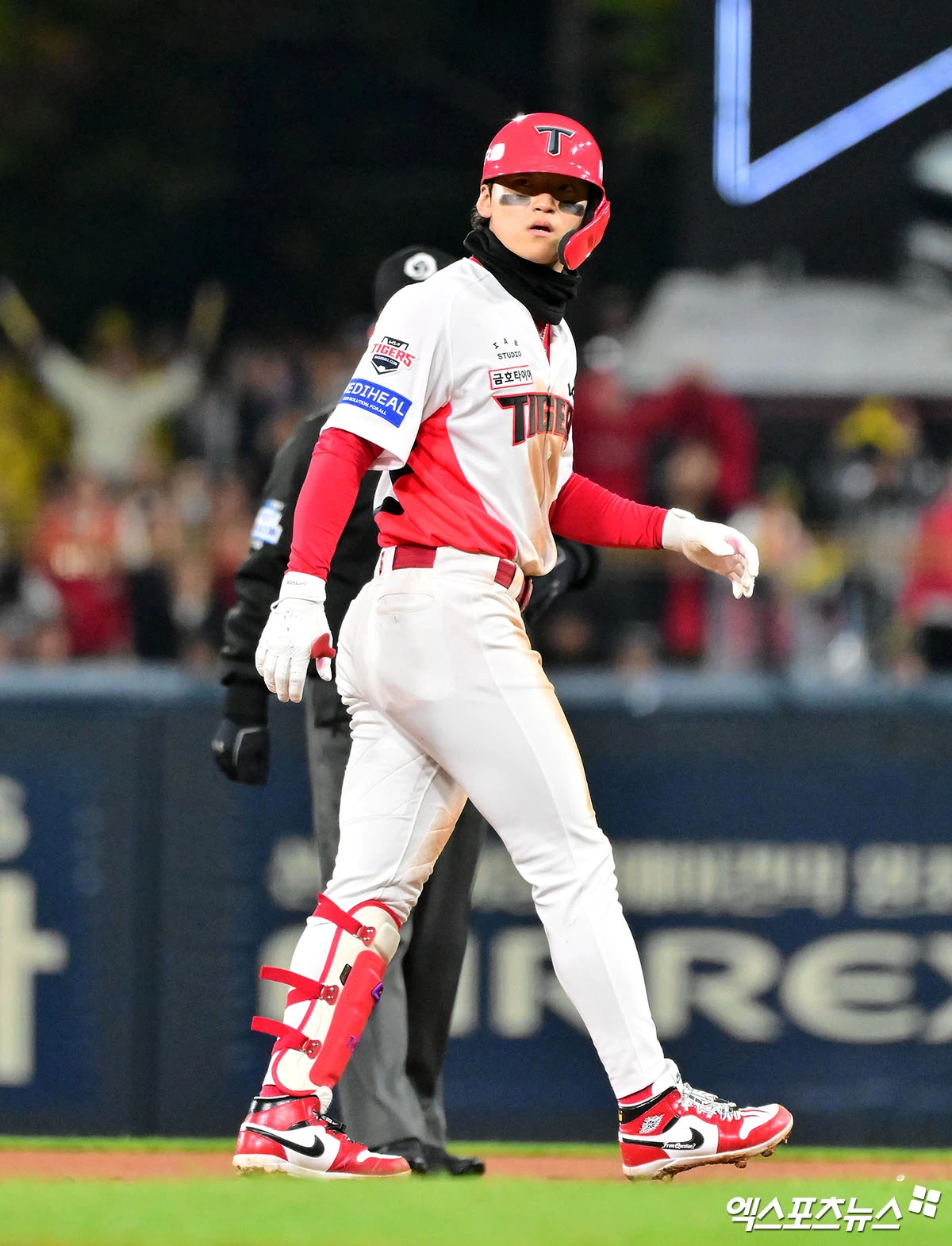 29일 오후 광주기아챔피언스필드에서 열린 '2026 신한 SOL KBO리그 포스트시즌' 삼성 라이온즈와 KIA 타이거즈의 플레이오프 3차전 경기, 7회말 2사 KIA 김도영이 내야안타를 날린 후 2루까지 진루하고 있다. 광주, 김한준 기자