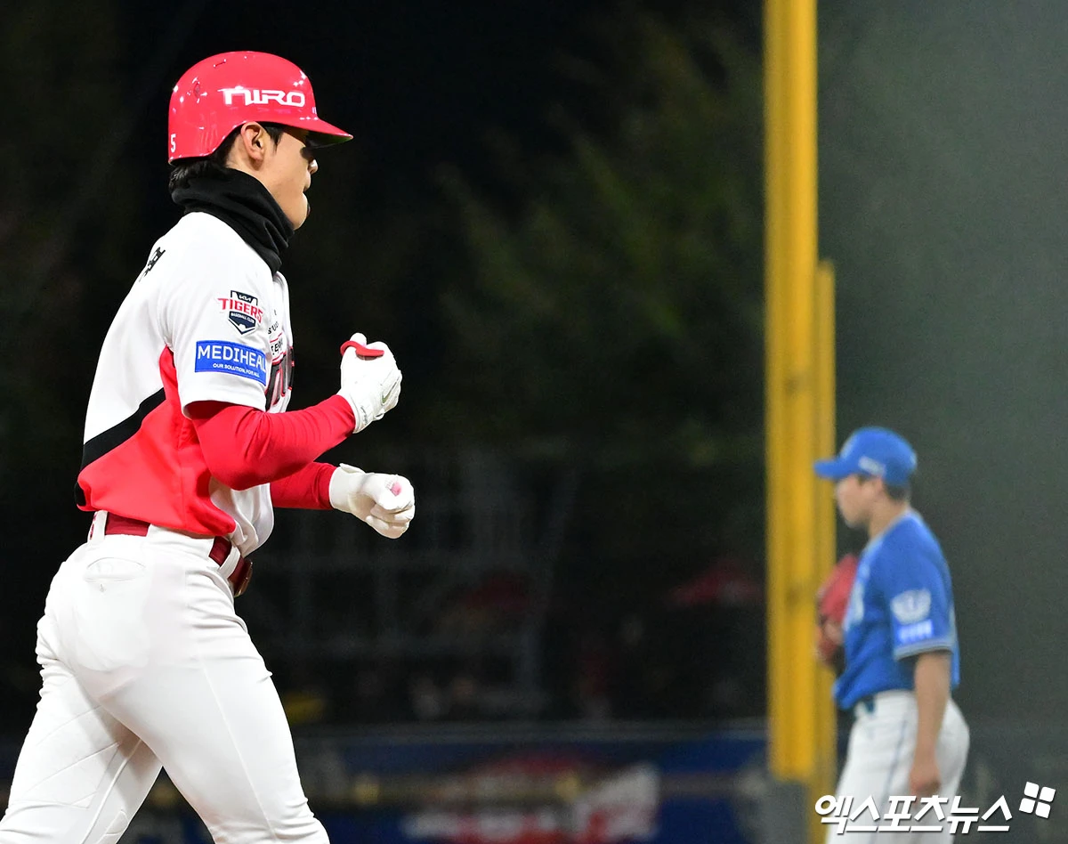 29일 오후 광주기아챔피언스필드에서 열린 '2026 신한 SOL KBO리그 포스트시즌' 삼성 라이온즈와 KIA 타이거즈의 플레이오프 3차전 경기, 3회말 1사 KIA 김도영이 솔로 홈런을 날린 후 기뻐하고 있다. 광주, 김한준 기자