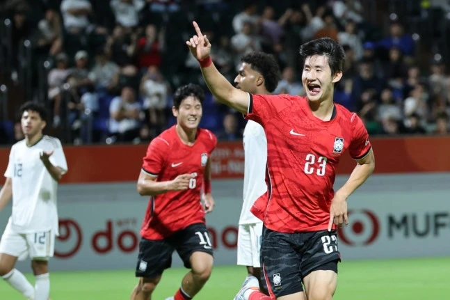 강원FC의 '47번' 계보를 잇고 있는 대형 센터백 유망주 신민하가 21세의 나이에 자신의 커리어 처음으로 A대표팀에 승선했다. 지난 2024년 K리그1 무대에 데뷔해 지난해부터 등번호 47번을 착용하고 그라운드를 누비기 시작해 정경호 감독의 지도 아래 무럭무럭 성장해 강원의 주축으로 자리매김한 신민하는 올해에만 2026 아이치·나고야 아시안게임에서 금메달을 거머쥔 데 이어 A대표팀까지 승선하는 기쁨을 누리게 됐다. 사진 연합뉴스